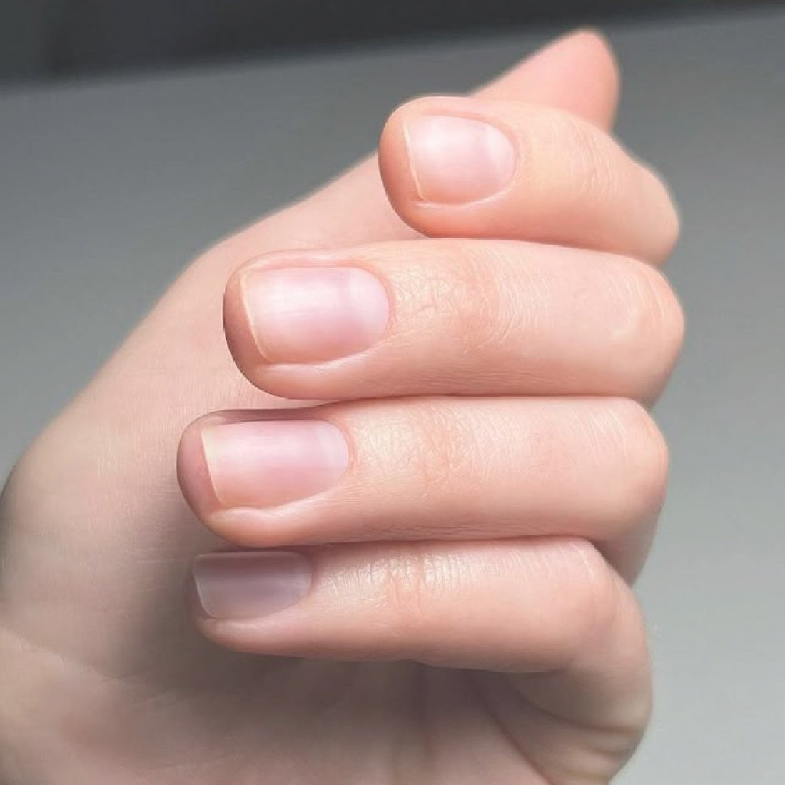 Dettaglio manicure Peel Off Lac MI-NY su unghie corte 
