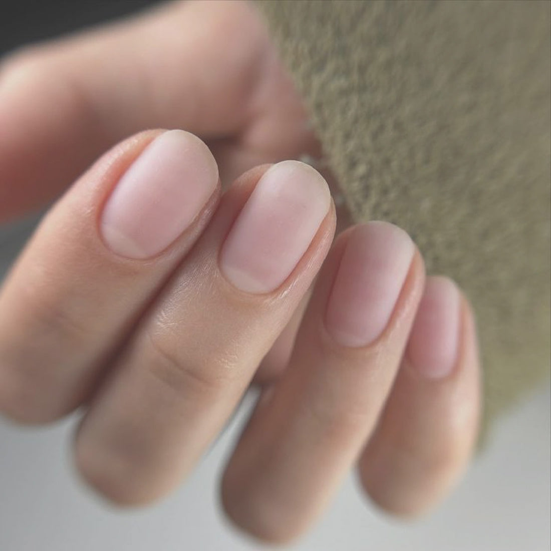 Manicure con Peel Off Lac MI-NY - colore vibrante e finish lucido 