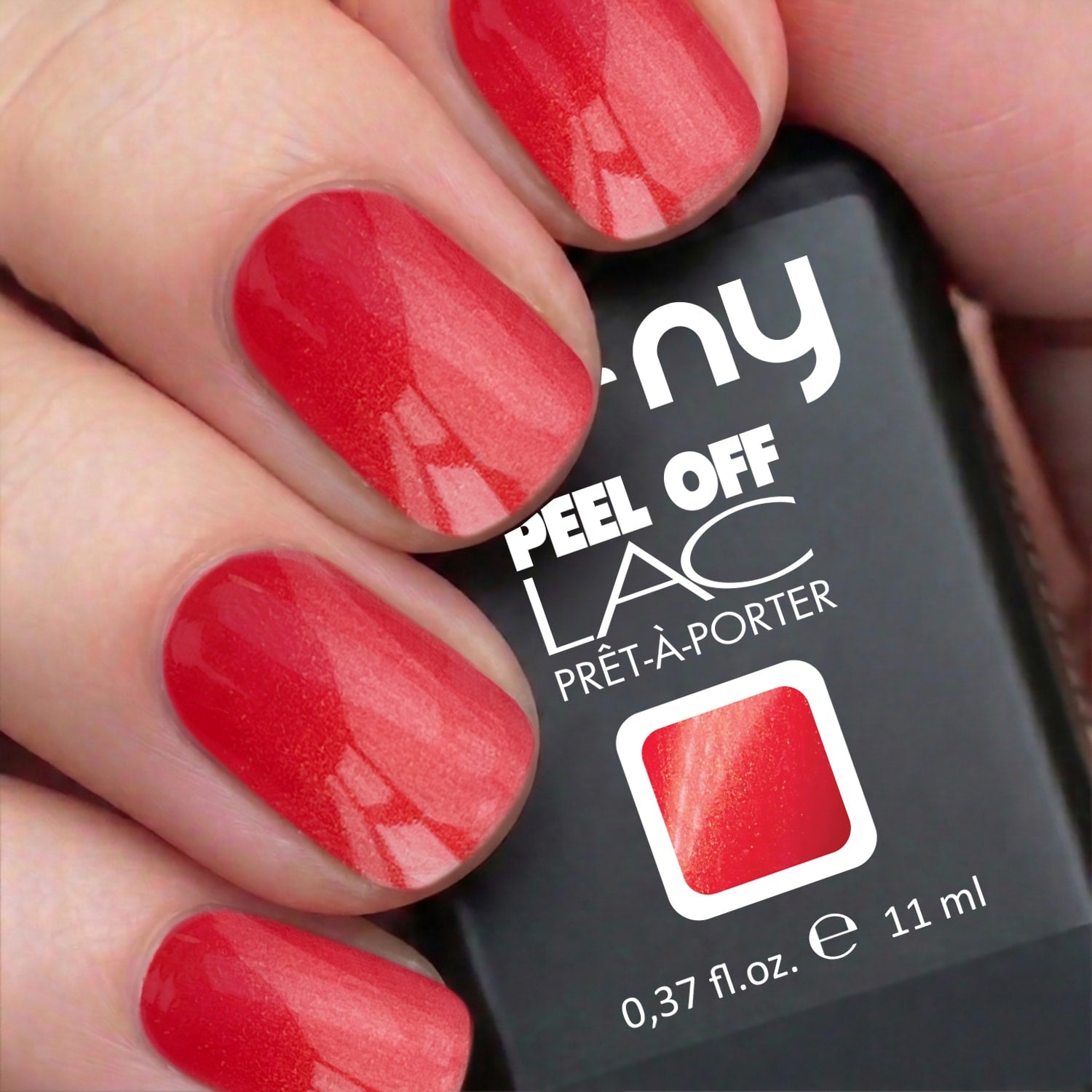 Mano con unghie curate con lo smalto peel off rosso Chili Pepper, flacone da 11 ml in primo piano.