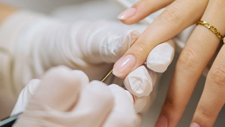 Preparazione delle unghie con manicure professionale prima dell'applicazione di smalto semipermanente, gel o prodotti per nail care.