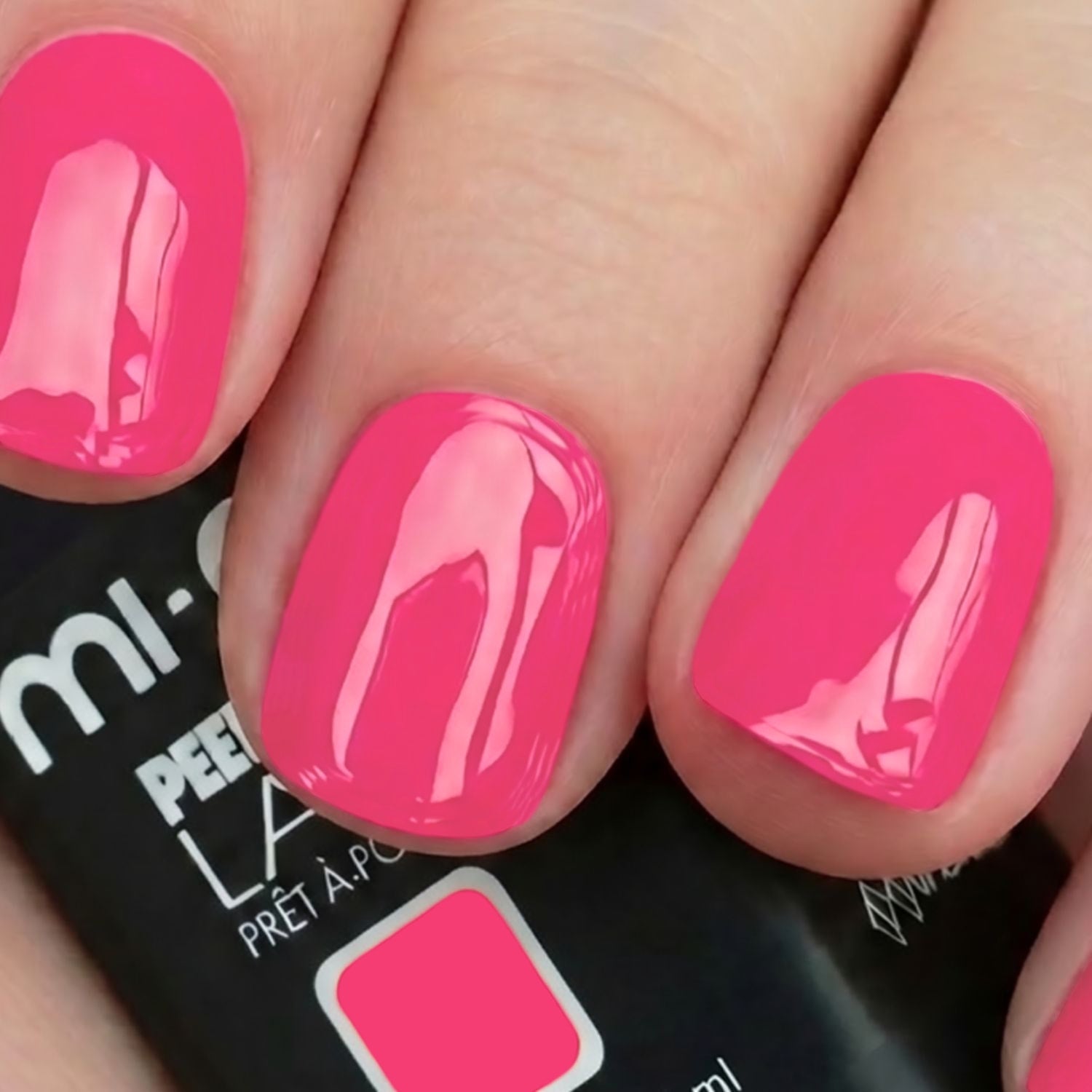 Primo piano manicure con smalto peel-off Teaberry rosa fucsia brillante, packaging prêt-à-porter visibile