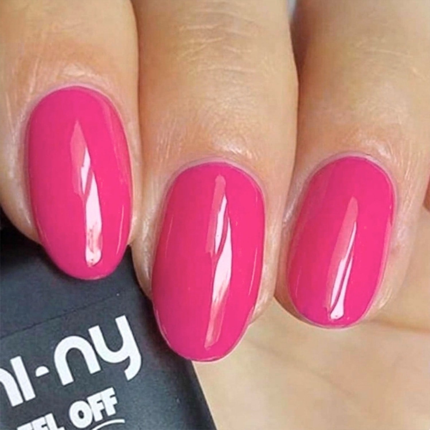 Manicure completa con smalto peel-off Teaberry, colore rosa fucsia brillante su unghie naturali
