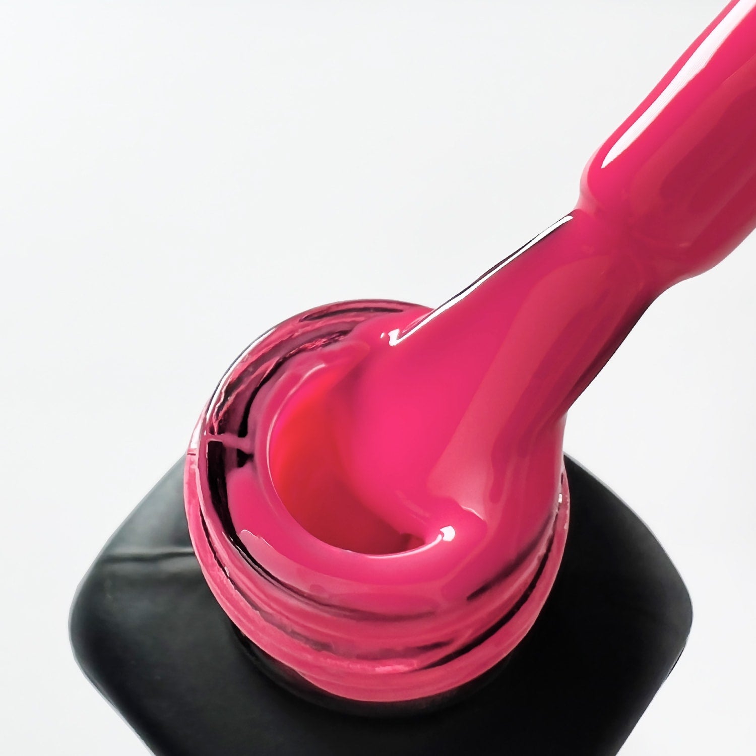 Pennello intinto nello smalto peel-off rosa fucsia Teaberry, texture cremosa e coprente