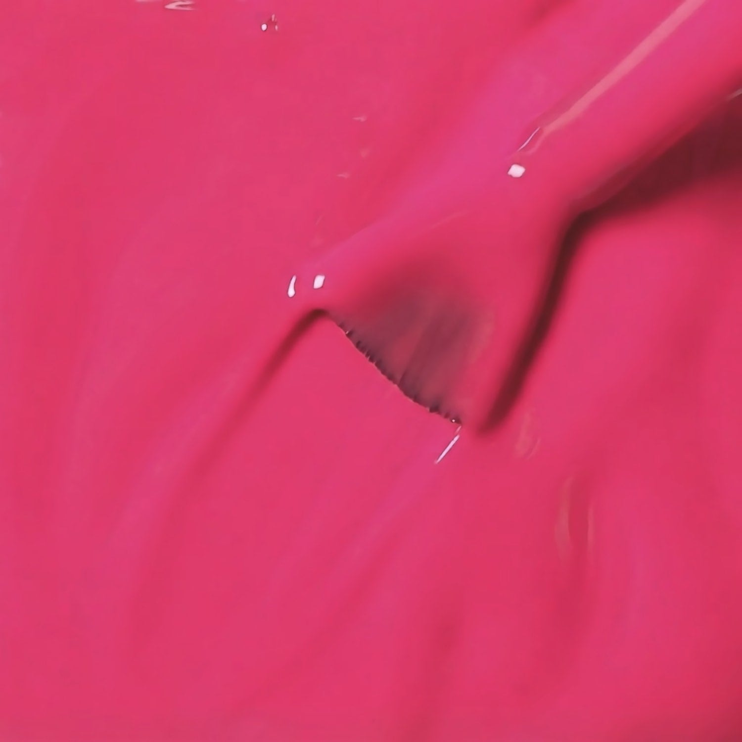 Primo piano texture smalto peel-off rosa fucsia Teaberry con pennello, finish lucido intenso