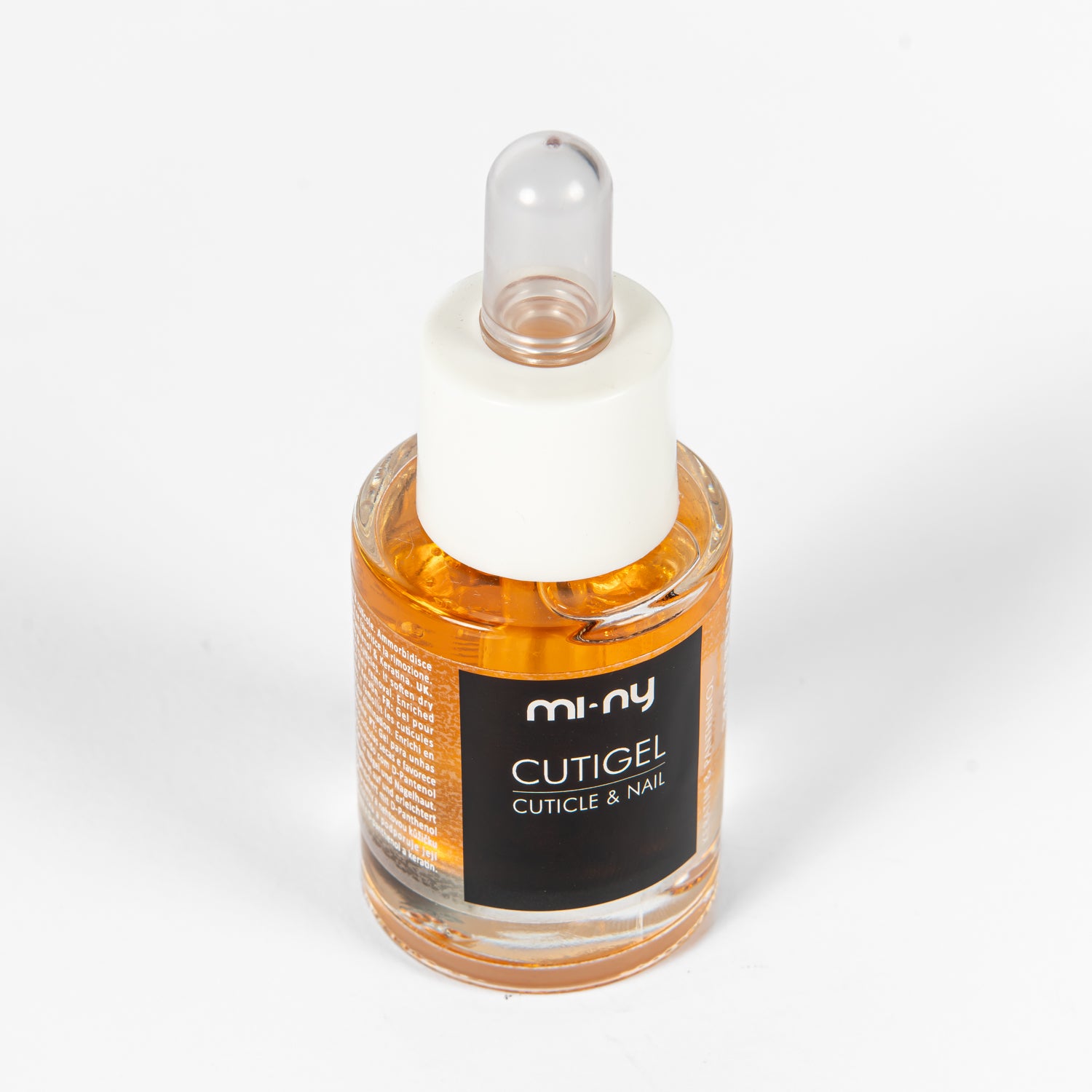 CUTIGEL macht die Nägel und Nagelhaut weich, hydratisiert und restrukturiert.