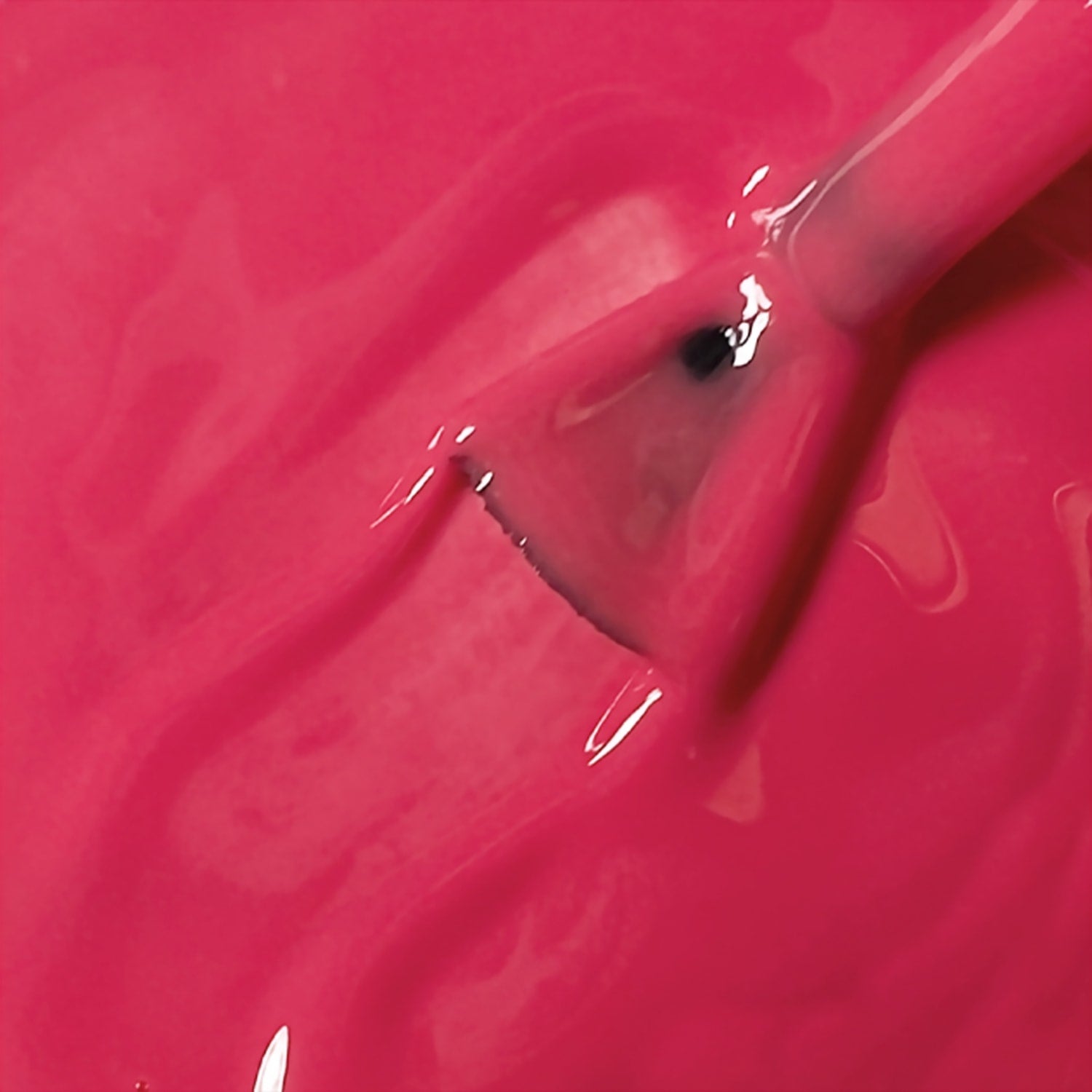 Primo piano texture smalto peel-off rosa corallo Guava con pennello, finish cremoso lucido