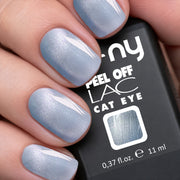 Manicure con smalto peel-off NY Cat Eye Light Blue, effetto magnetico azzurro perlato con riflessi argento