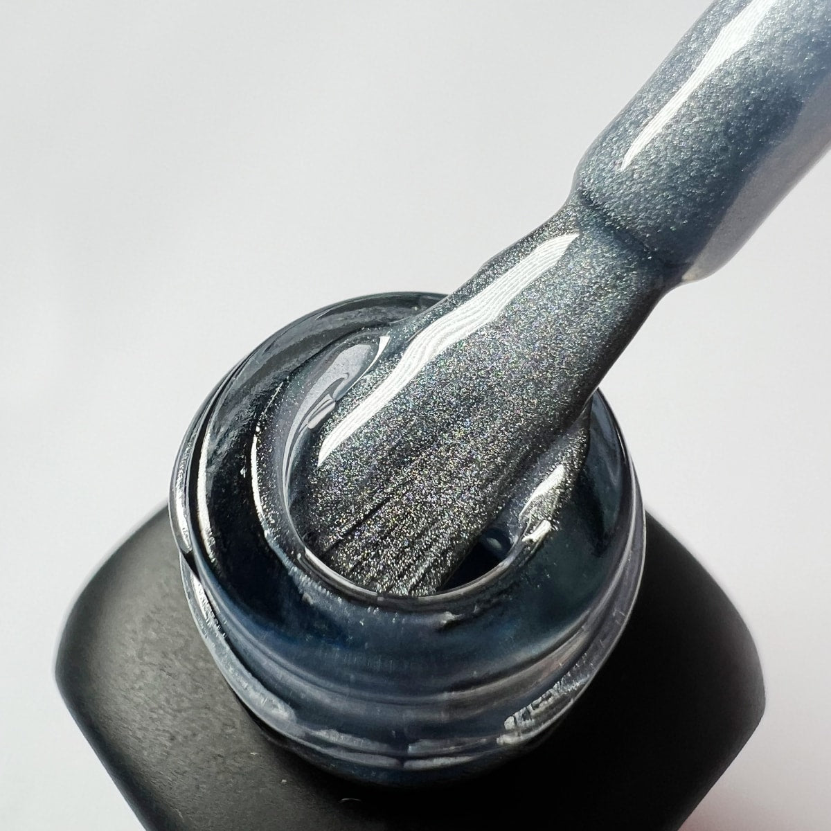 Pennello intinto nello smalto peel-off blu denim glitterato Light Blue, texture cremosa con micro-brillantini