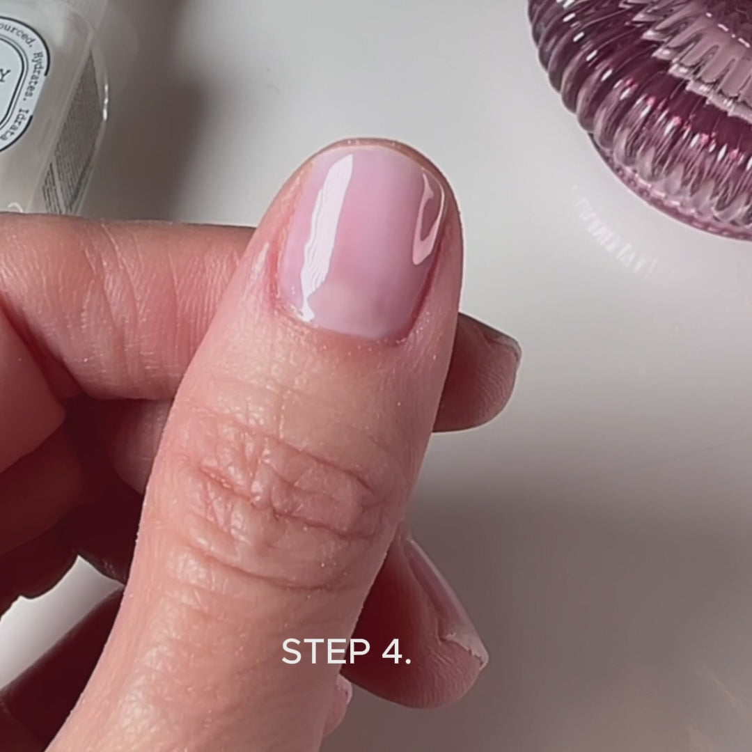 Carica video: MILKY GLOSSY BASE | Step 4