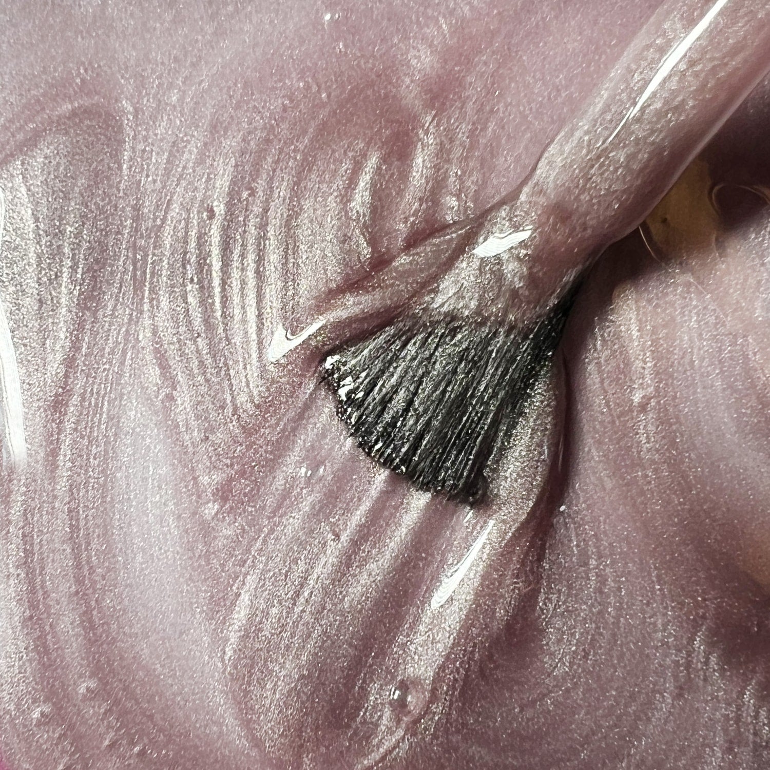 Primo piano texture smalto peel-off rosa malva Soft Pink con pennello, finish glitterato perlato